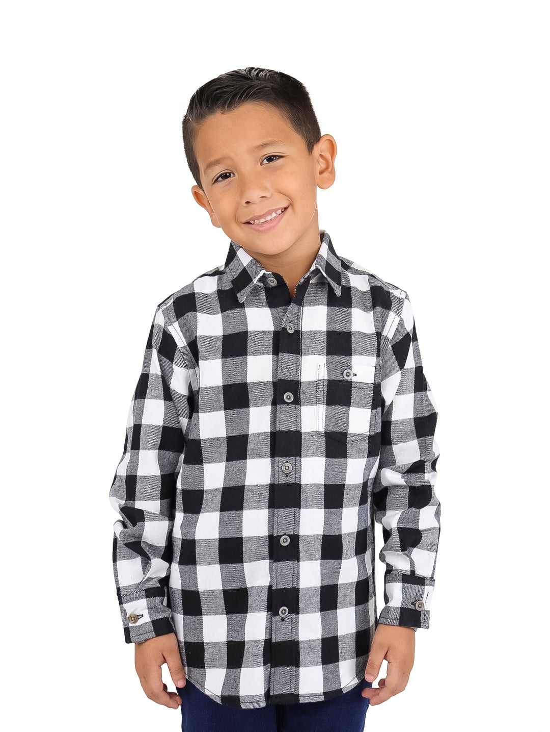Niño vistiendo una camisa de manga larga con estampado de cuadros en blanco y negro.