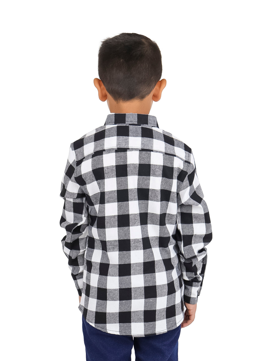 Niño vistiendo una camisa de manga larga con estampado de cuadros en blanco y negro.