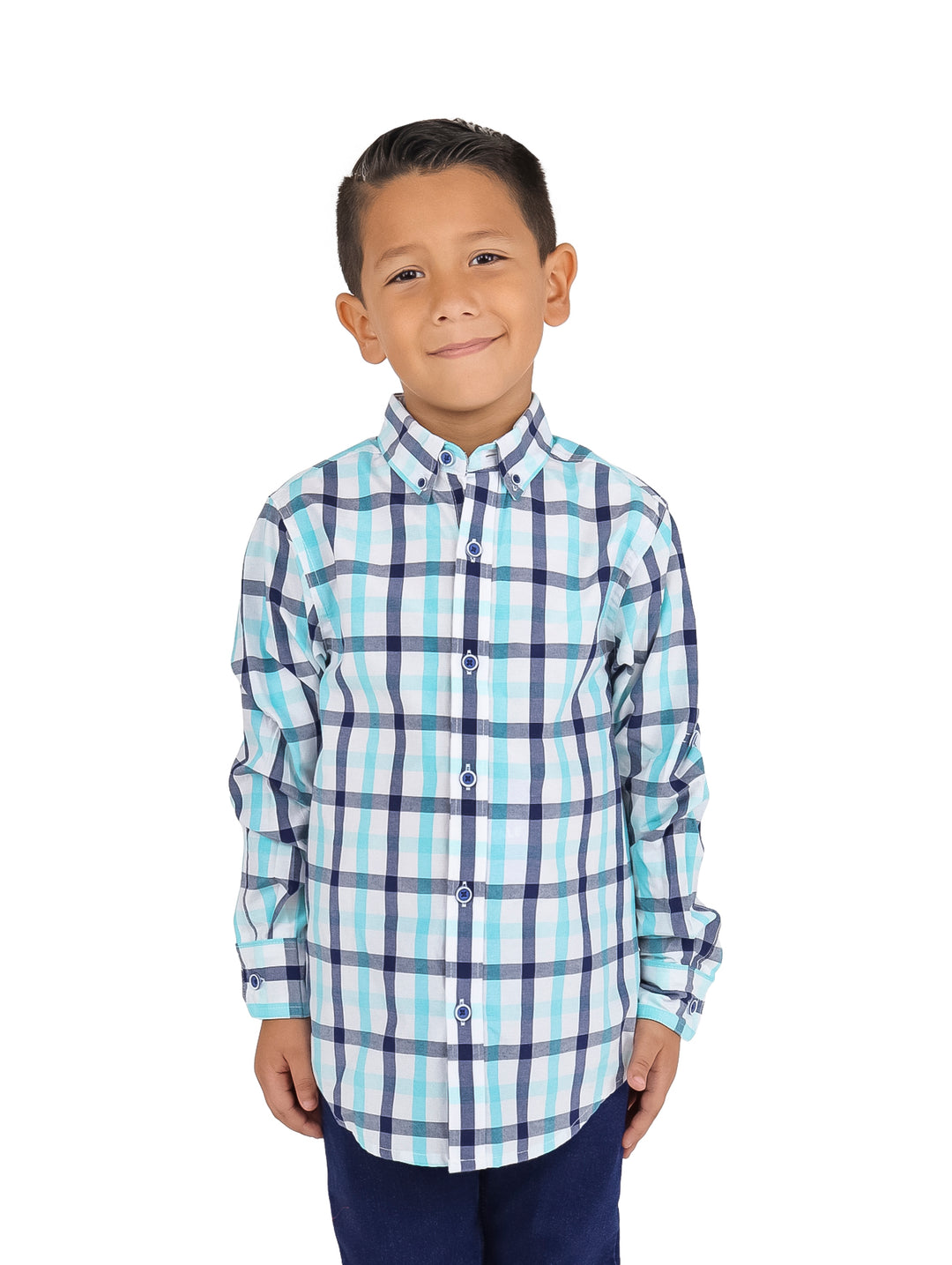 Niño vistiendo una camisa de manga larga con estampado de cuadros en colores blanco, menta y azul marino.