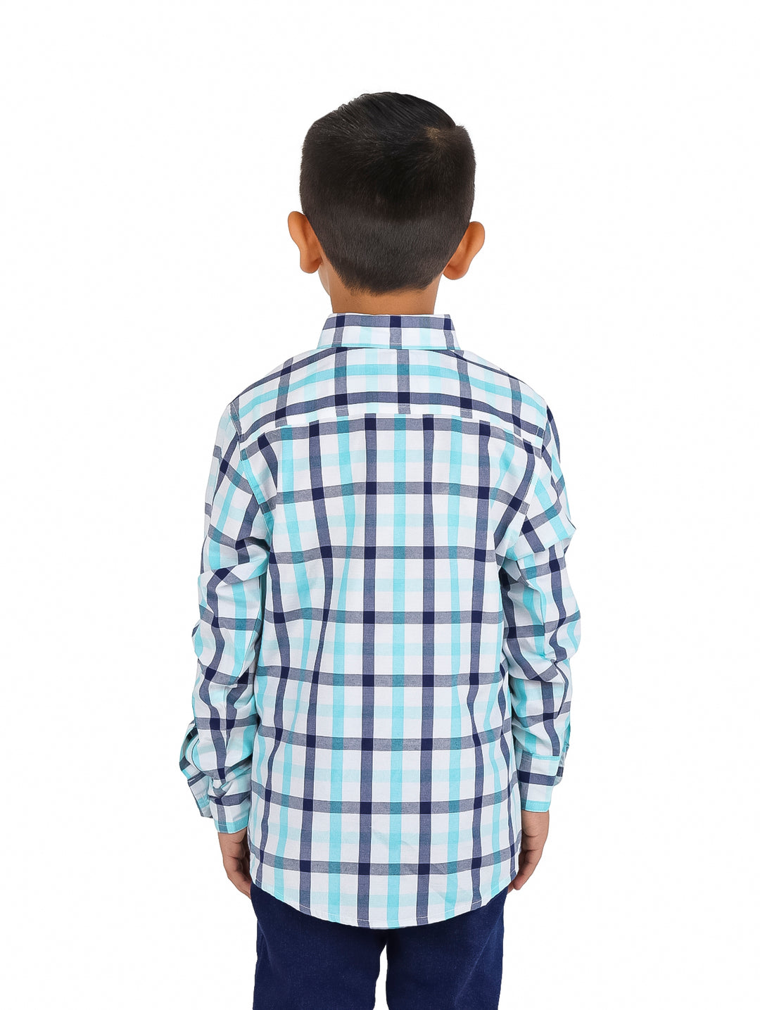 Niño vistiendo una camisa de manga larga con estampado de cuadros en colores blanco, menta y azul marino.