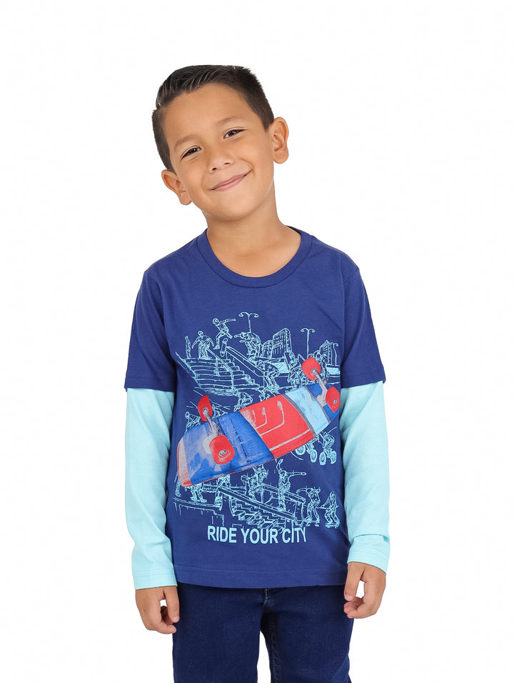 Niño vistiendo playera azul marino de manga corta sobre mangas largas azul claro con estampado de patineta.
