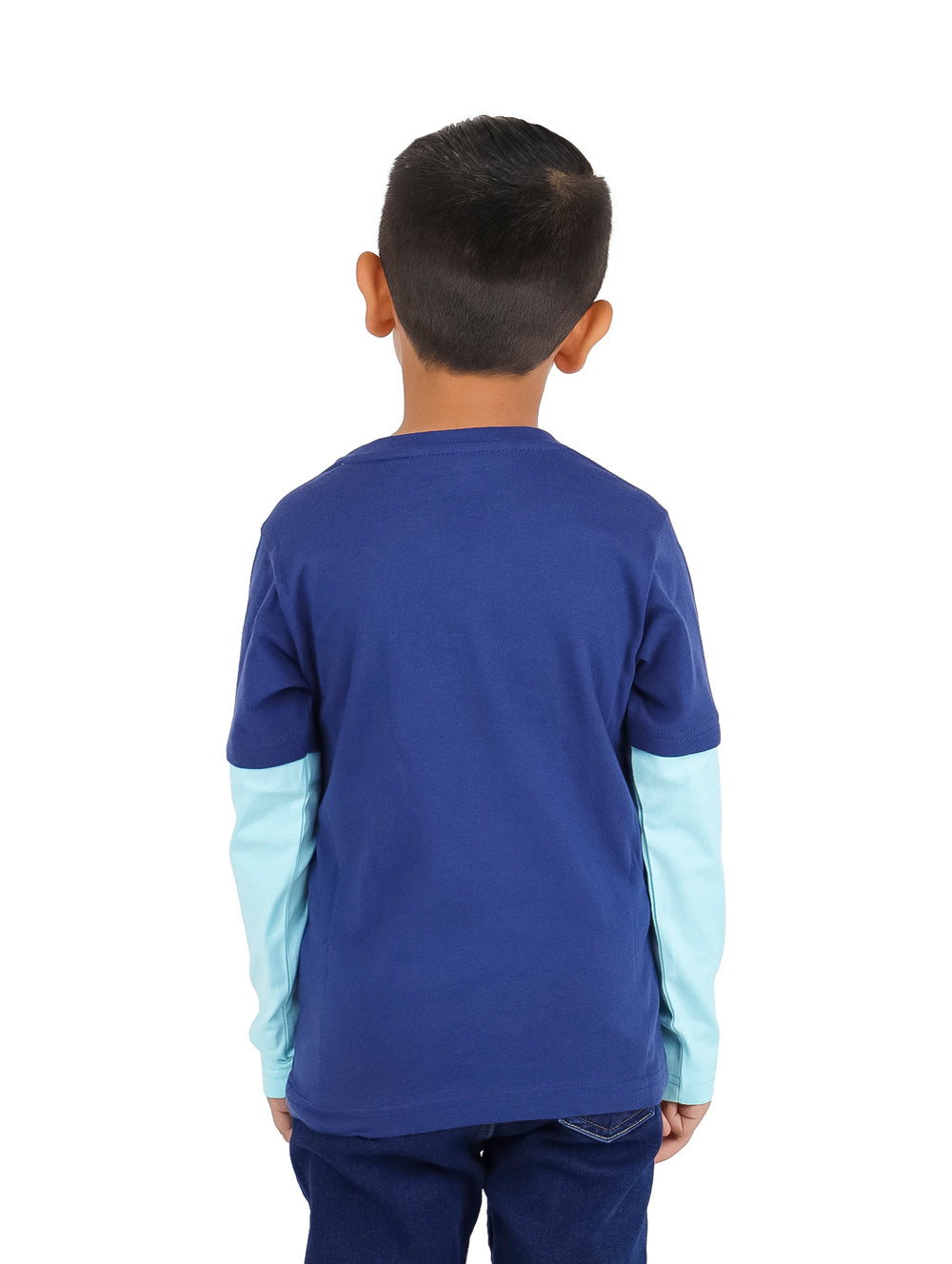 Niño vistiendo playera azul marino de manga corta sobre mangas largas azul claro con estampado de patineta.