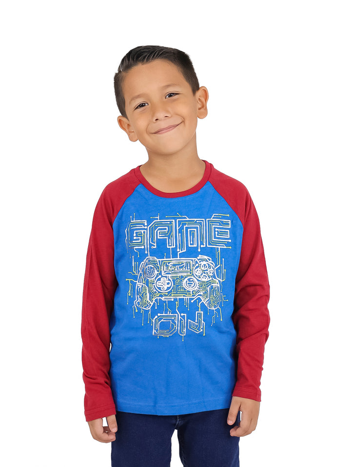 Niño con playera de manga larga azul y roja con estampado de control de videojuegos.