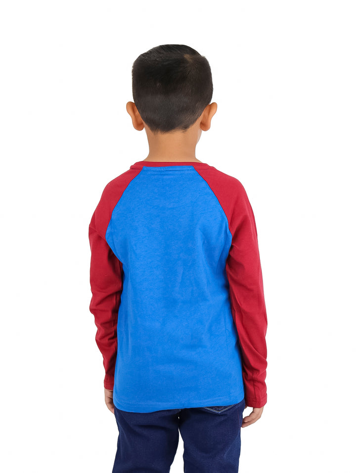 Niño con playera de manga larga azul y roja con estampado de control de videojuegos.