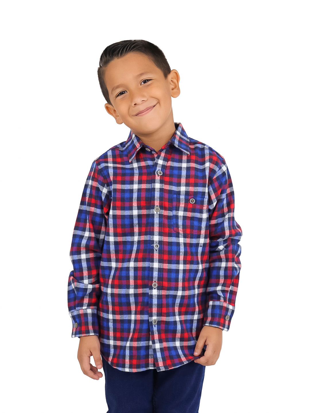Niño vistiendo una camisa de cuadros en colores azul y rojo de manga larga.