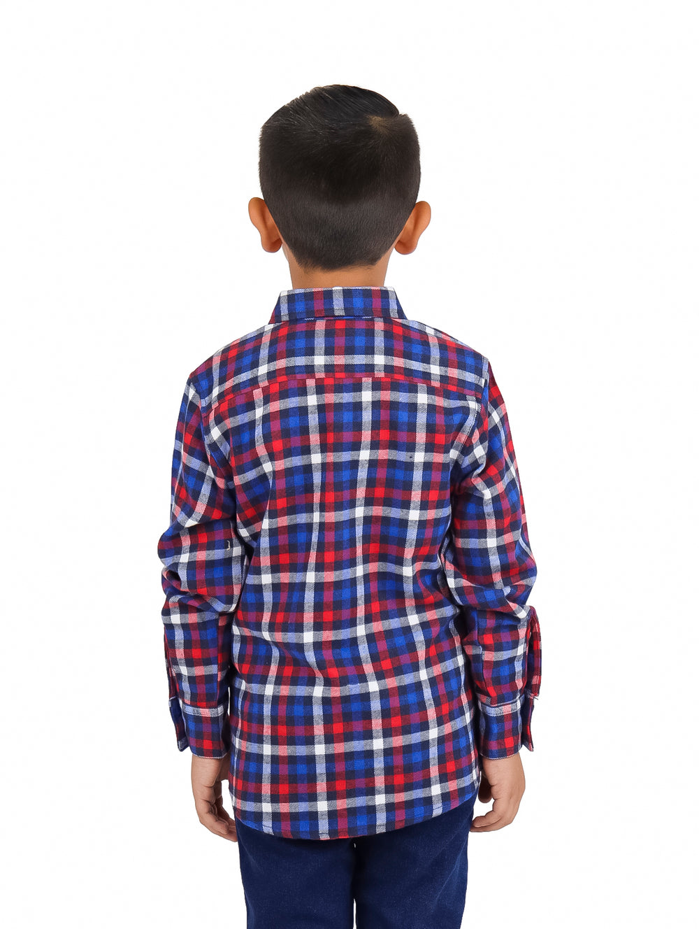 Niño vistiendo una camisa de cuadros en colores azul y rojo de manga larga.