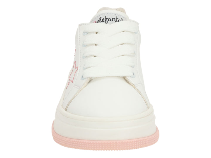 Tenis blancos con detalles en rosa, estrellas laterales y suela de plataforma.