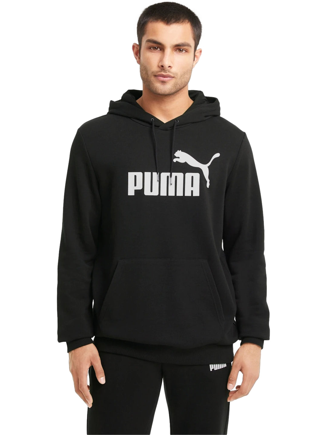 Hombre vistiendo sudadera con capucha color negro con logotipo grande de PUMA en blanco en el pecho.