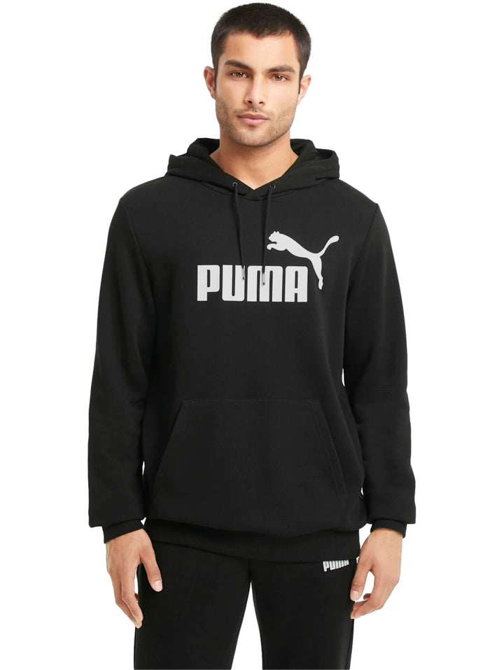 Hombre vistiendo sudadera con capucha color negro con logotipo grande de PUMA en blanco en el pecho.