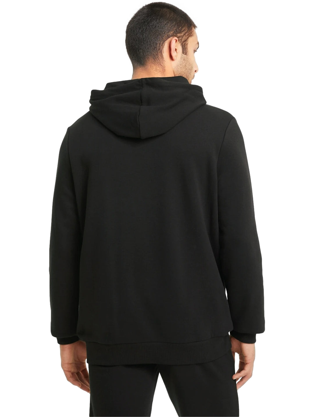Hombre vistiendo sudadera con capucha color negro con logotipo grande de PUMA en blanco en el pecho.