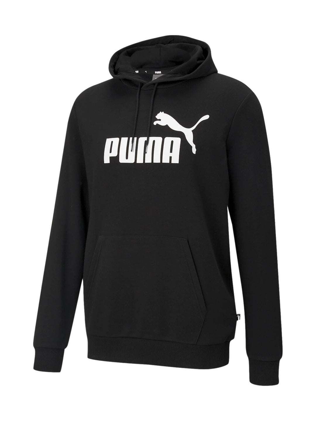 Hombre vistiendo sudadera con capucha color negro con logotipo grande de PUMA en blanco en el pecho.