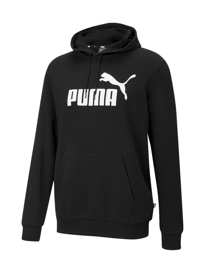 Hombre vistiendo sudadera con capucha color negro con logotipo grande de PUMA en blanco en el pecho.
