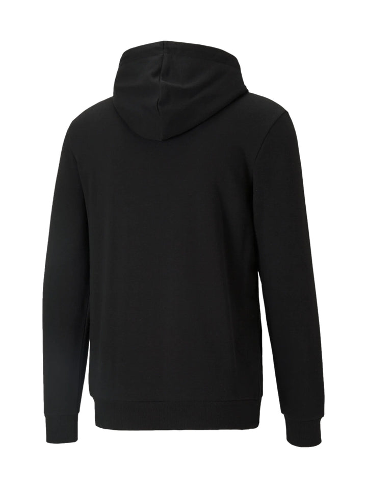 Hombre vistiendo sudadera con capucha color negro con logotipo grande de PUMA en blanco en el pecho.