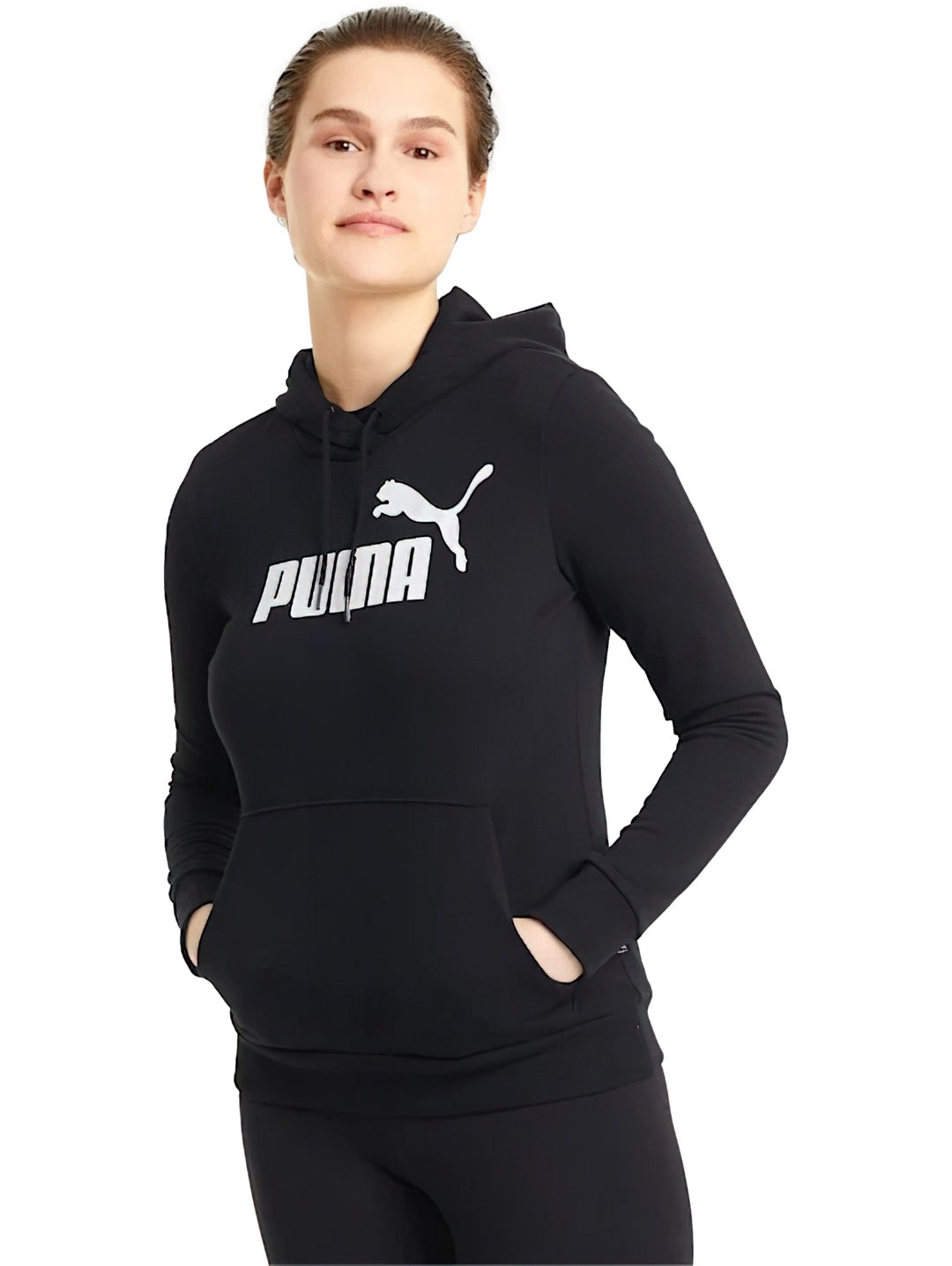 Mujer vistiendo una sudadera deportiva PUMA de color negro con logotipo blanco en el pecho y capucha.