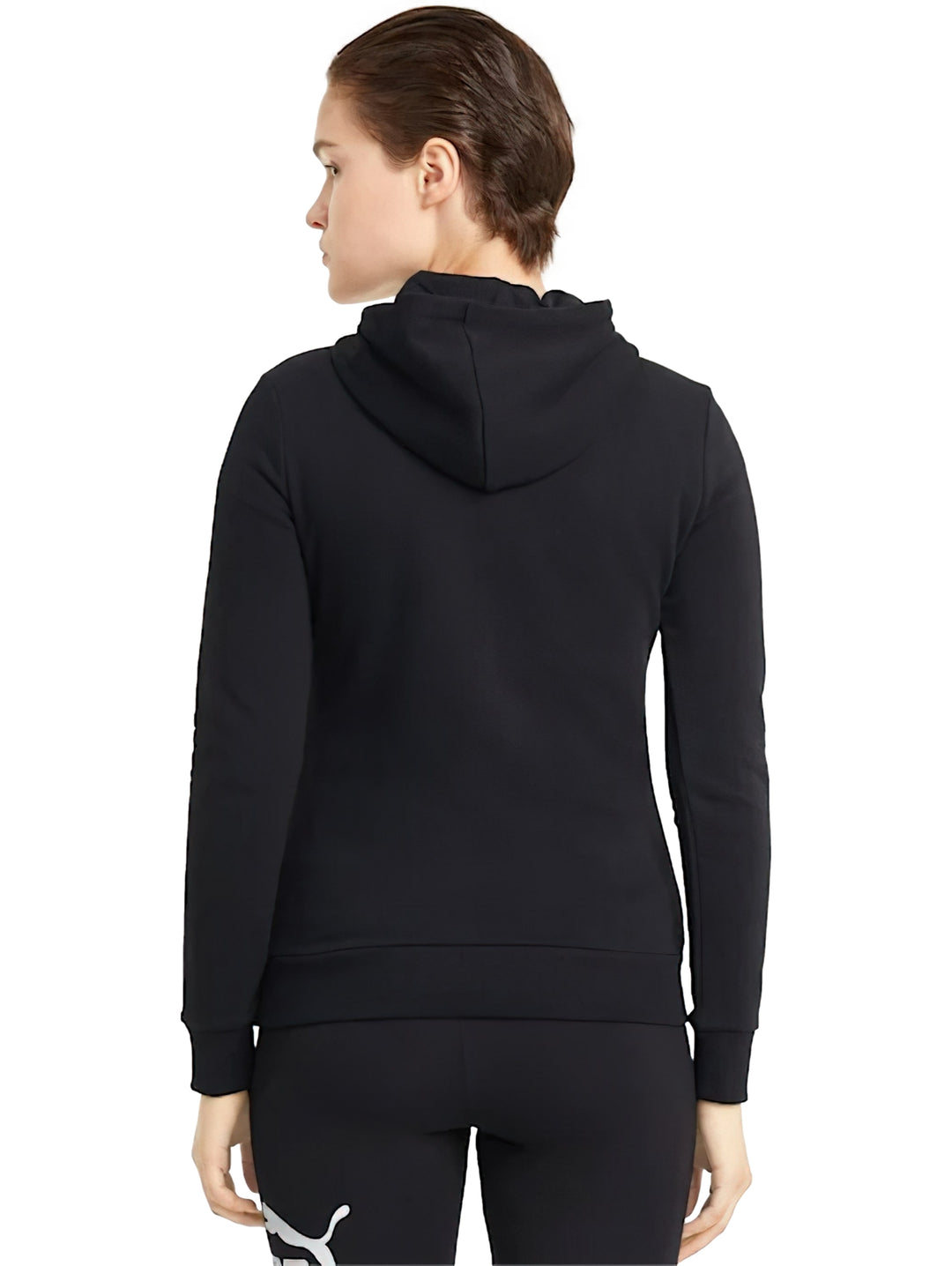 Mujer vistiendo una sudadera deportiva PUMA de color negro con logotipo blanco en el pecho y capucha.