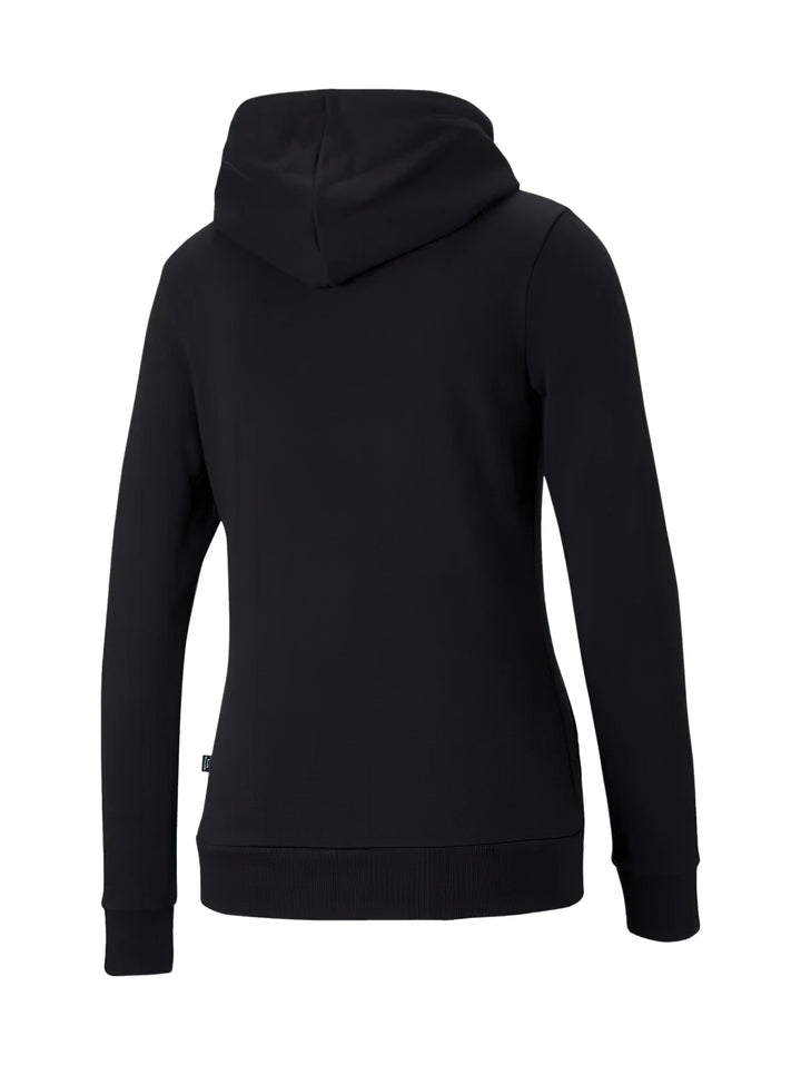 Mujer vistiendo una sudadera deportiva PUMA de color negro con logotipo blanco en el pecho y capucha.