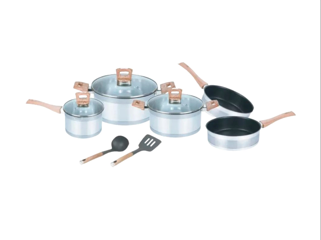 Set de batería de cocina de acero inoxidable de 10 piezas con mangos color madera y utensilios negros.