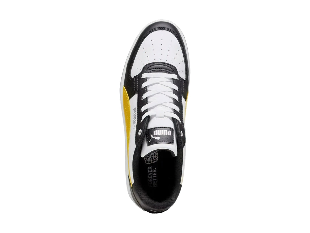 Tenis PUMA Caven 2.0 en colores blanco y negro con franja amarilla y suela blanca.