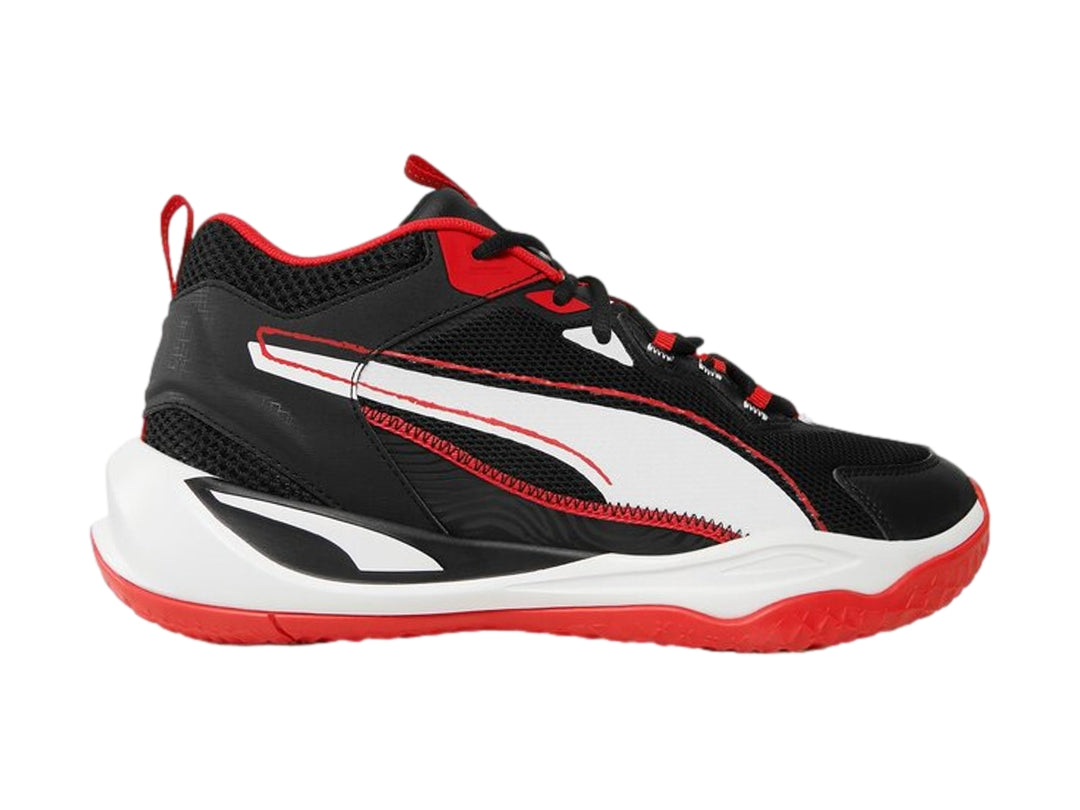 Tenis de baloncesto PUMA en colores negro, blanco y rojo con diseño deportivo y suela contrastante.