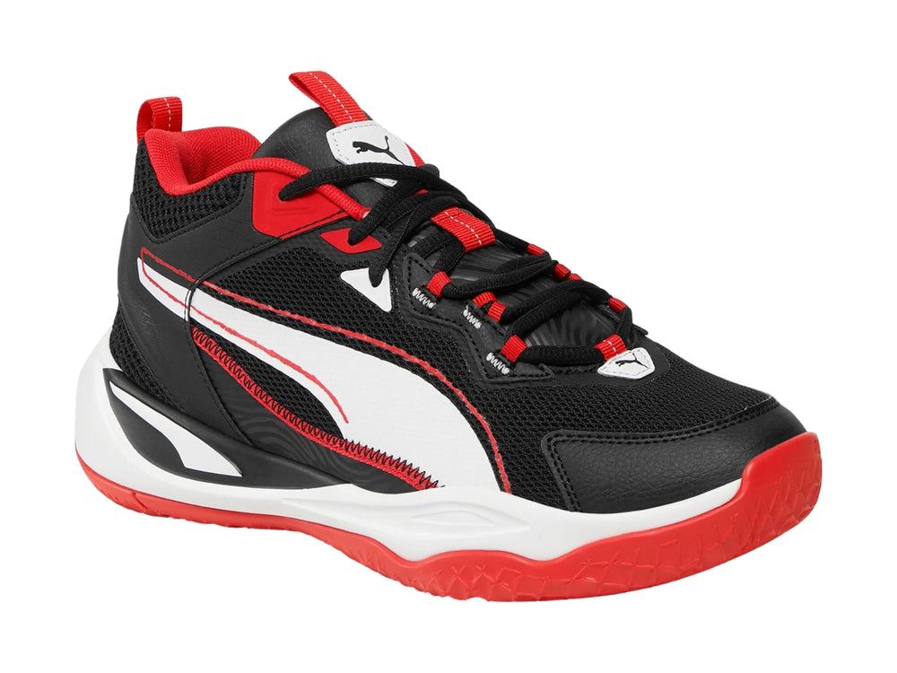 Tenis de baloncesto PUMA en colores negro, blanco y rojo con diseño deportivo y suela contrastante.