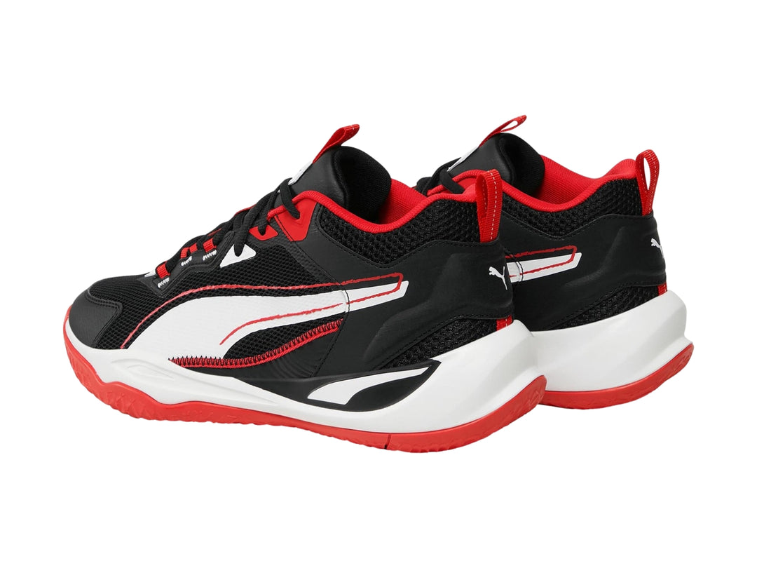 Tenis de baloncesto PUMA en colores negro, blanco y rojo con diseño deportivo y suela contrastante.
