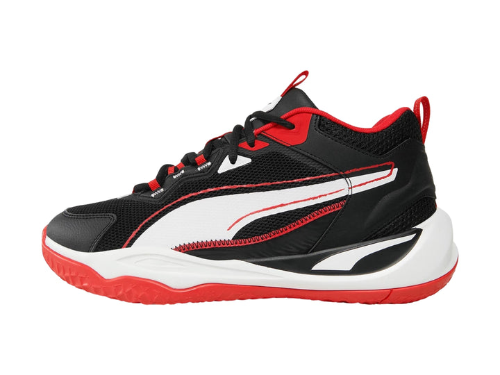 Tenis de baloncesto PUMA en colores negro, blanco y rojo con diseño deportivo y suela contrastante.
