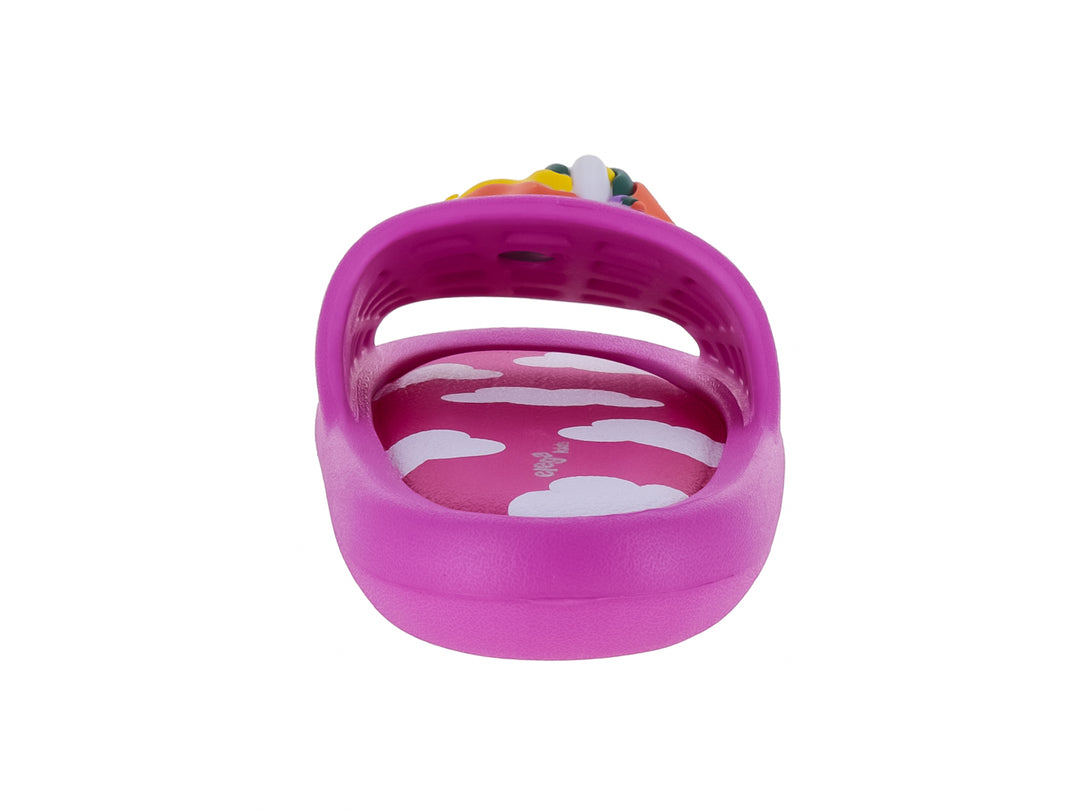Sandalia color magenta para niña con un pequeño adorno de animal en la parte superior.