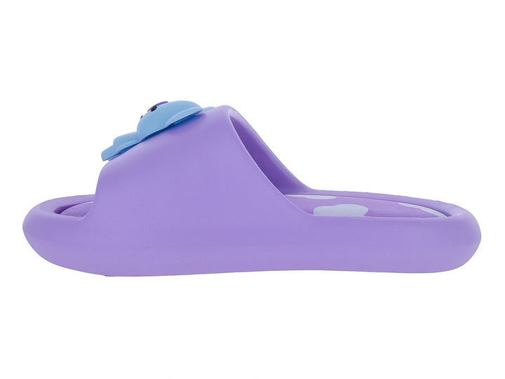 Sandalia tipo slide color malva con figura azul y estampado de nubes blancas.