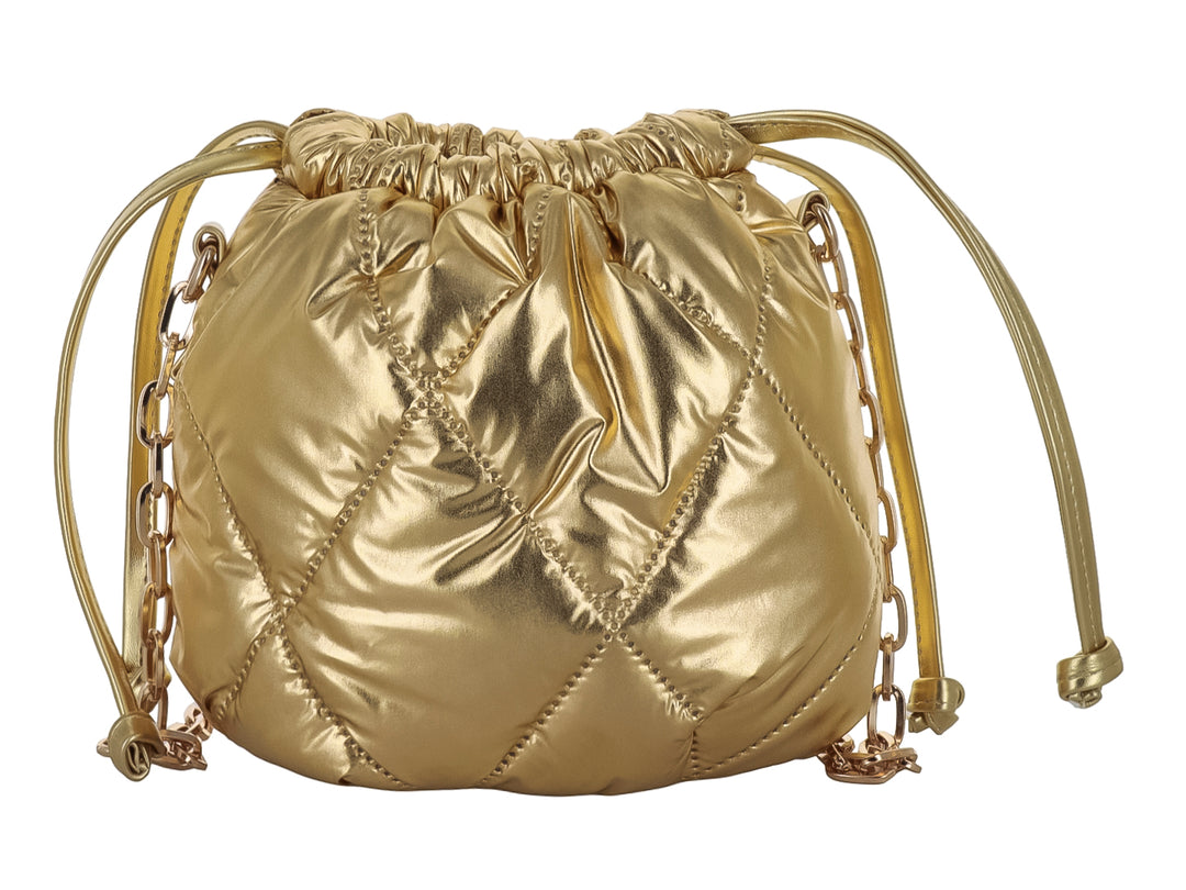 Bolso de hombro Ferretina color oro con diseño acolchado en forma de diamante y cierre de cordón.