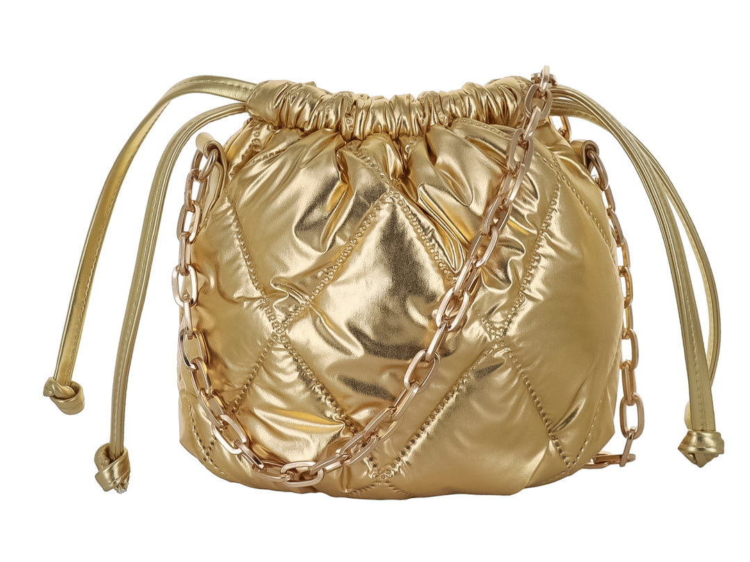 Bolso de hombro Ferretina color oro con diseño acolchado en forma de diamante y cierre de cordón.