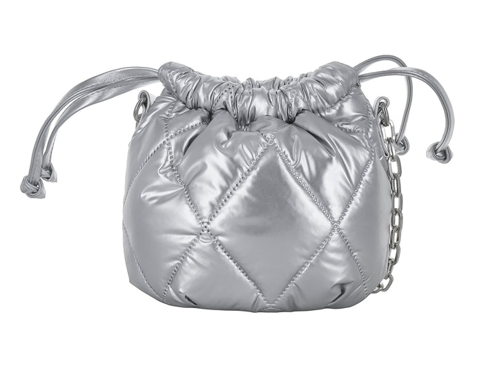 Bolso de hombro Ferretina color plata con diseño acolchado en forma de diamante y correa de cadena.