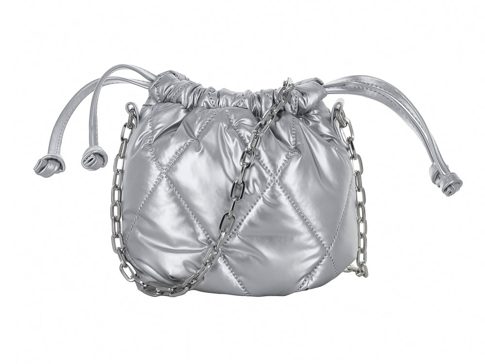 Bolso de hombro Ferretina color plata con diseño acolchado en forma de diamante y correa de cadena.