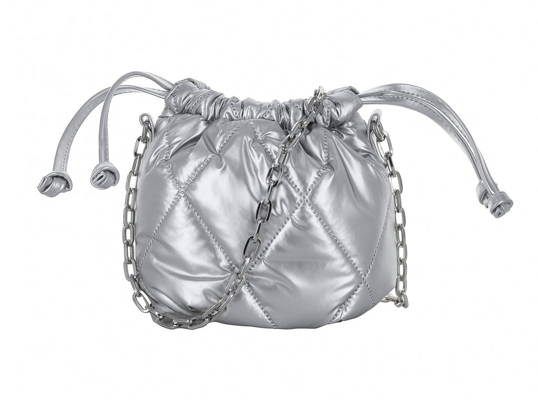 Bolso de hombro Ferretina color plata con diseño acolchado en forma de diamante y correa de cadena.