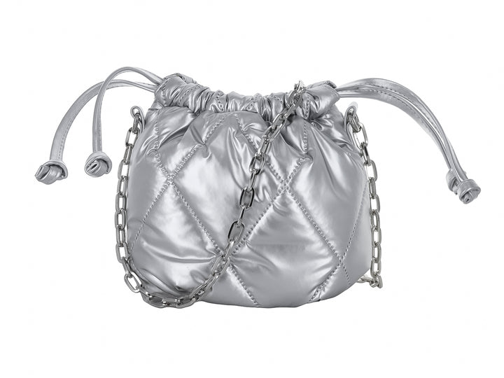 Bolso de hombro Ferretina color plata con diseño acolchado en forma de diamante y correa de cadena.