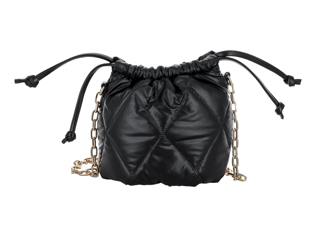 Bolso negro estilo saco con diseño acolchado de diamantes y correa de cadena dorada.