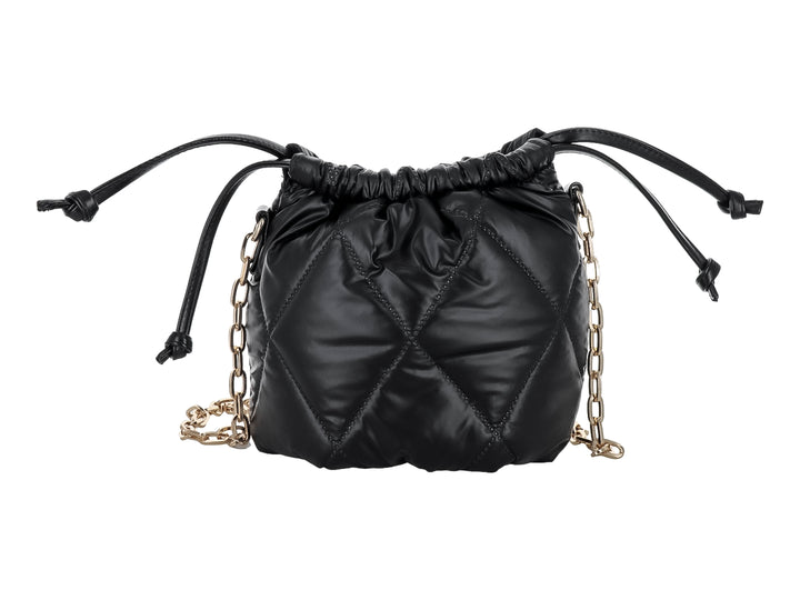 Bolso negro estilo saco con diseño acolchado de diamantes y correa de cadena dorada.