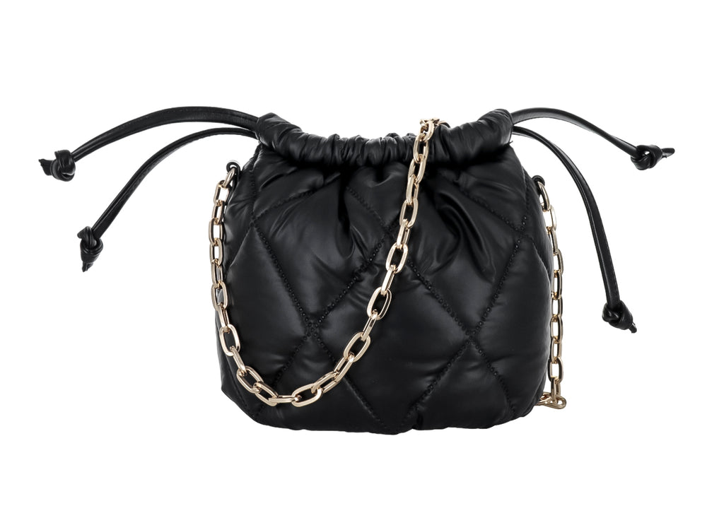 Bolso negro estilo saco con diseño acolchado de diamantes y correa de cadena dorada.