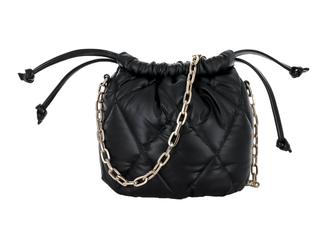 Bolso negro estilo saco con diseño acolchado de diamantes y correa de cadena dorada.