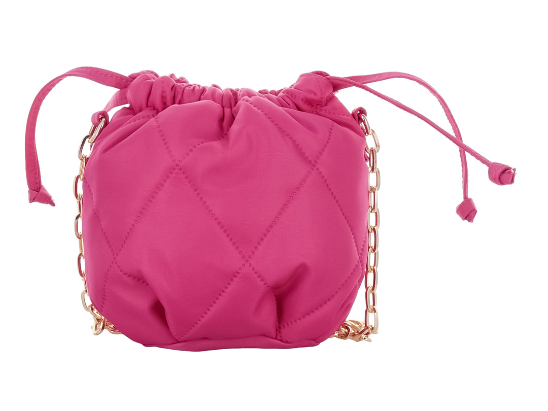 Bolso pequeño tipo saco color fiusha con diseño acolchado y correa de cadena dorada.