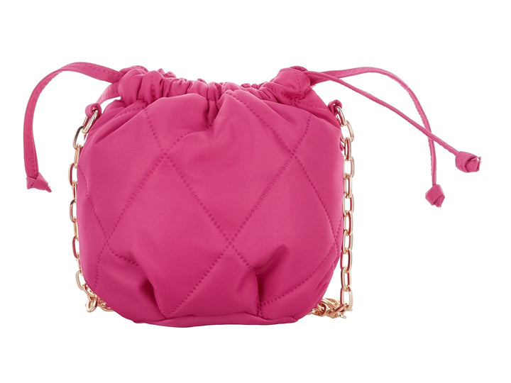 Bolso pequeño tipo saco color fiusha con diseño acolchado y correa de cadena dorada.