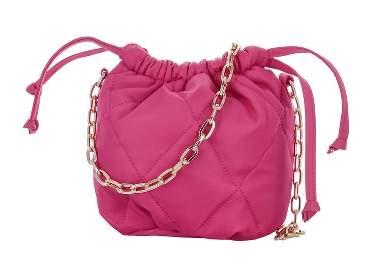 Bolso pequeño tipo saco color fiusha con diseño acolchado y correa de cadena dorada.
