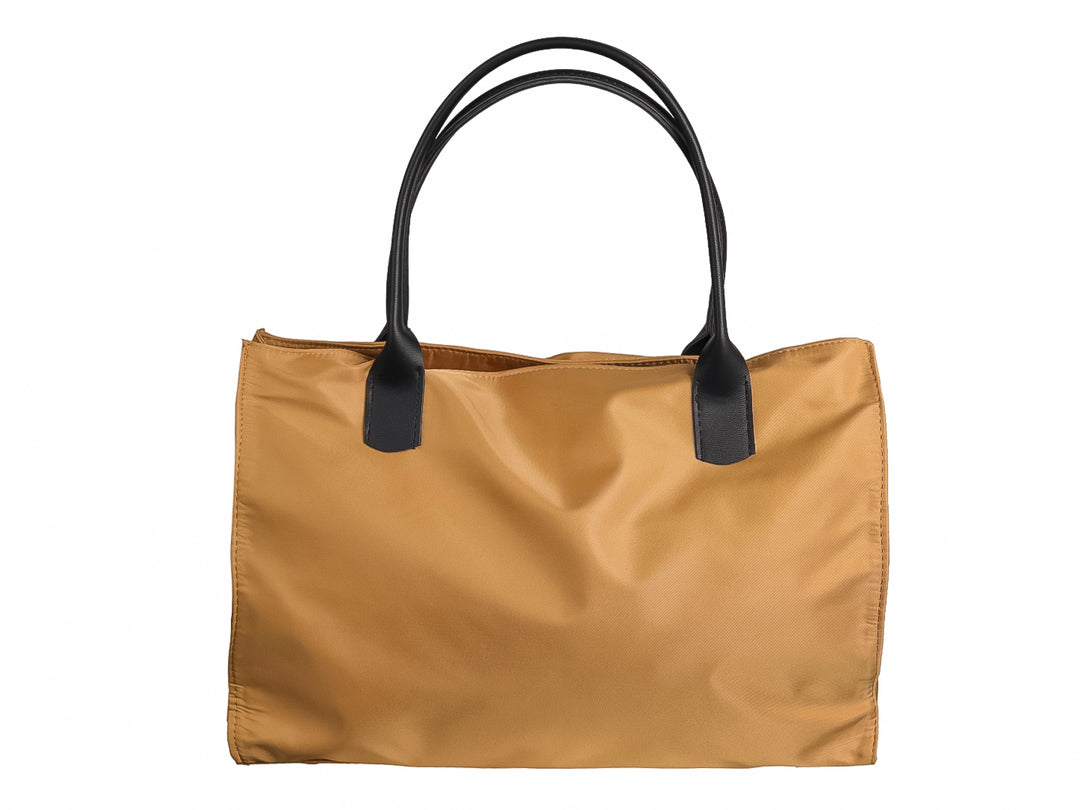 Bolso de hombro color camel con asas negras y texto decorativo en negro sobre fondo blanco.