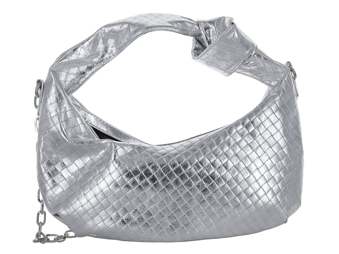 Bolso Ferretina color plata con textura cuadriculada, asa anudada y detalle de cadena lateral.