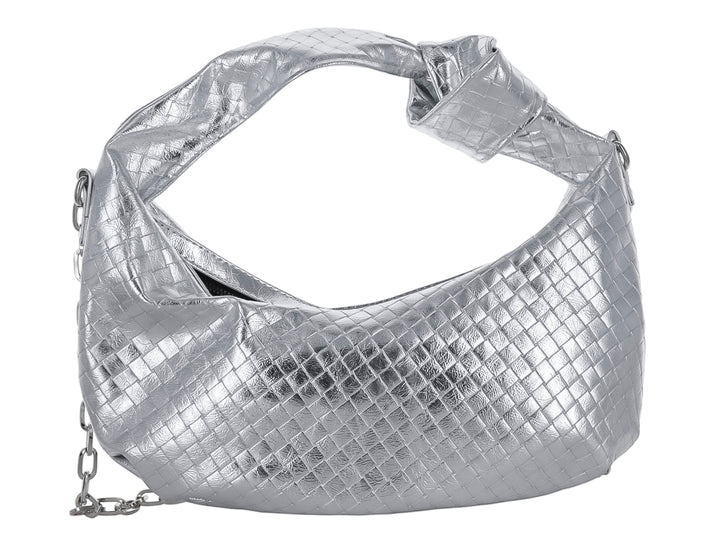 Bolso Ferretina color plata con textura cuadriculada, asa anudada y detalle de cadena lateral.