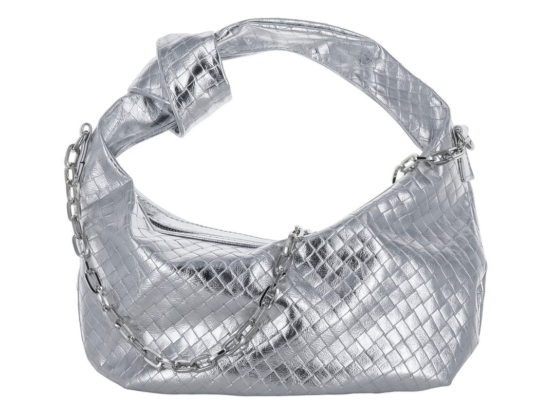 Bolso Ferretina color plata con textura cuadriculada, asa anudada y detalle de cadena lateral.