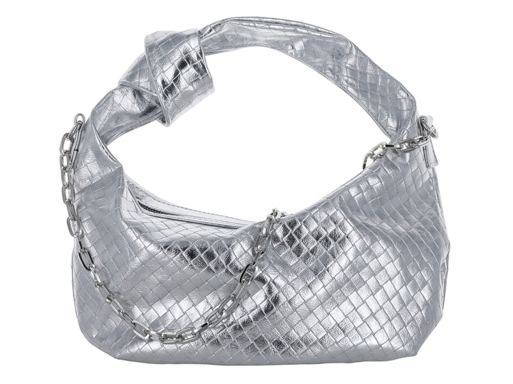 Bolso Ferretina color plata con textura cuadriculada, asa anudada y detalle de cadena lateral.
