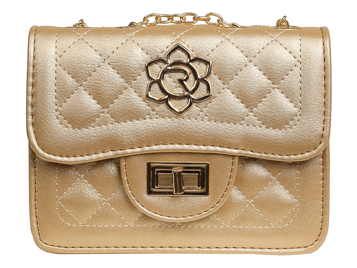 Bolso dorado con textura acolchada, asa de cadena y detalle floral metálico.
