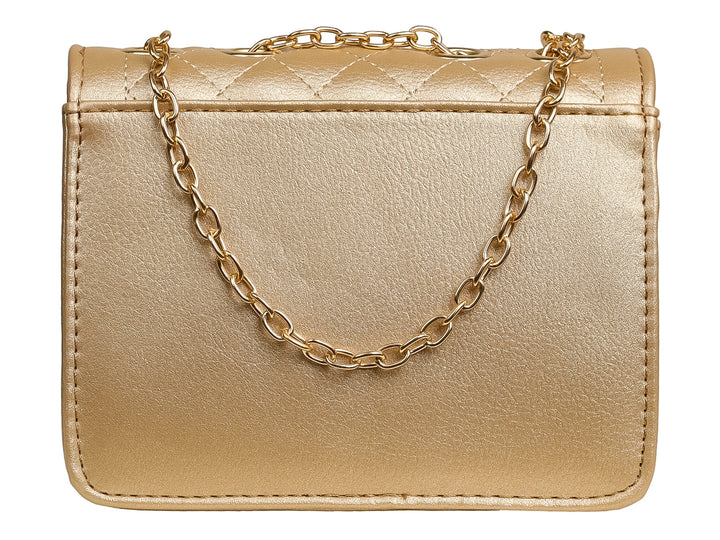 Bolso dorado con textura acolchada, asa de cadena y detalle floral metálico.