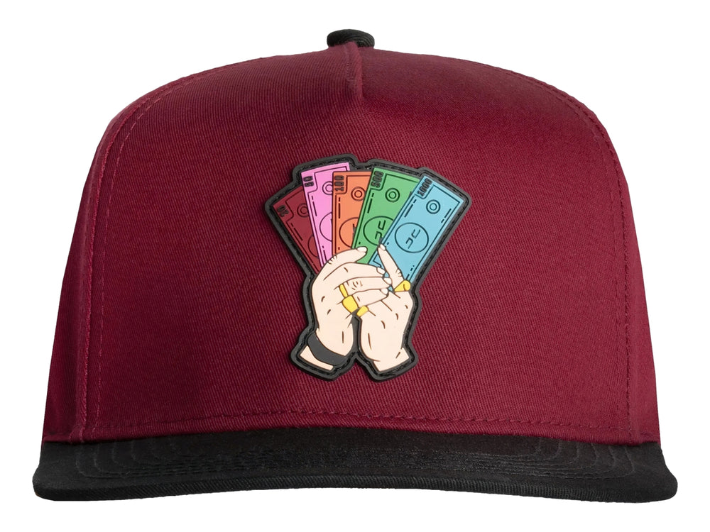 Gorra snapback color rojo con visera negra y un parche bordado frontal de manos sosteniendo billetes.