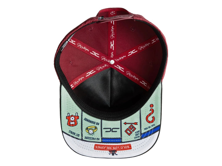 Gorra snapback color rojo con visera negra y un parche bordado frontal de manos sosteniendo billetes.
